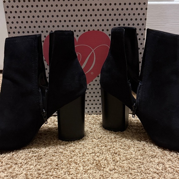 🌸 My Delicious Shoe: Black Peep-Toe Ankle Boot - Picture 3 of 6